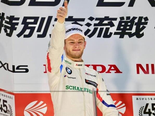 Marco Wittmann jubelt beim Dream-Race in Fuji als Zweiter auf dem Podium Marco Wittmann jubelt beim Dream-Race in Fuji als Zweiter auf dem Podium
