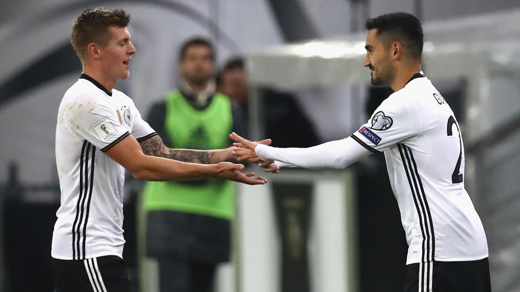 Toni Kroos (l.) und Ilkay Gündogan konkurrieren um den Platz neben Joshua Kimmich Toni Kroos (l.) und Ilkay Gündogan konkurrieren um den Platz neben Joshua Kimmich