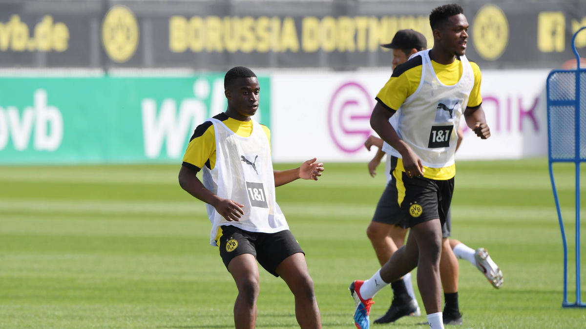 Youssoufa Moukoko (l.) durfte beim BVB erstmals neben Stars wie Dan-Axel Zagadou (r.) trainieren Youssoufa Moukoko (l.) durfte beim BVB erstmals neben Stars wie Dan-Axel Zagadou (r.) trainieren