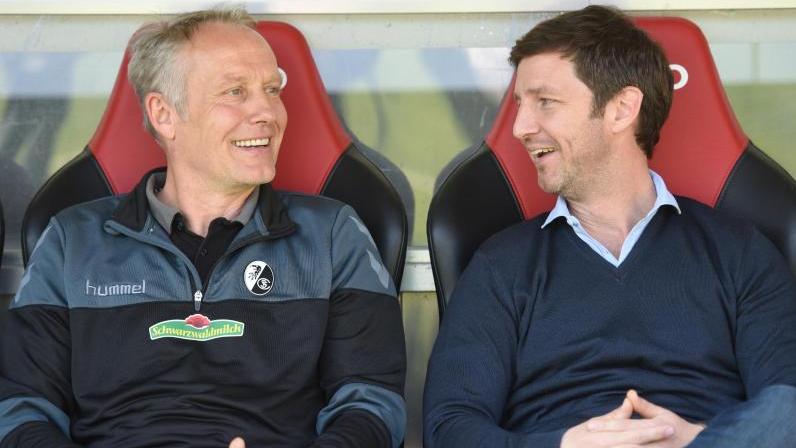 Trainer Christian Streich (l.) vom SC Freiburg im Gespräch mit Sportvorstand Jochen Saier Trainer Christian Streich (l.) vom SC Freiburg im Gespräch mit Sportvorstand Jochen Saier