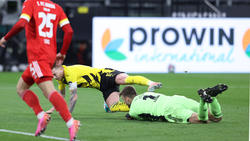 Eine entscheidende Szene im Spiel zwischen dem BVB und Union Berlin: Marco Reus fällt im Zweikampf mit Andreas Luthe