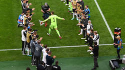 Manuel Neuer wird vom DFB-Team applaudiert