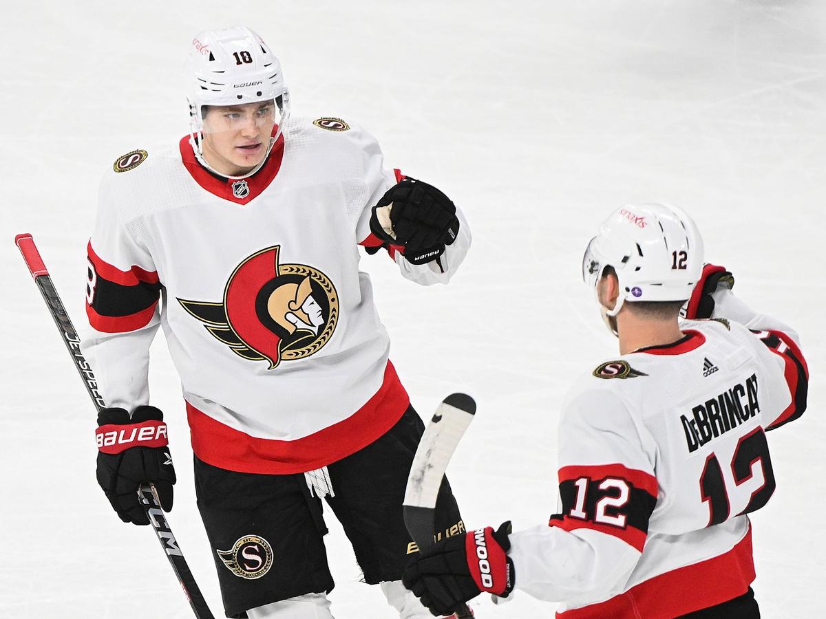 Tim Stützle (l) machte für die Ottawa Senators ein überragendes Spiel gegen die Montreal Canadiens
