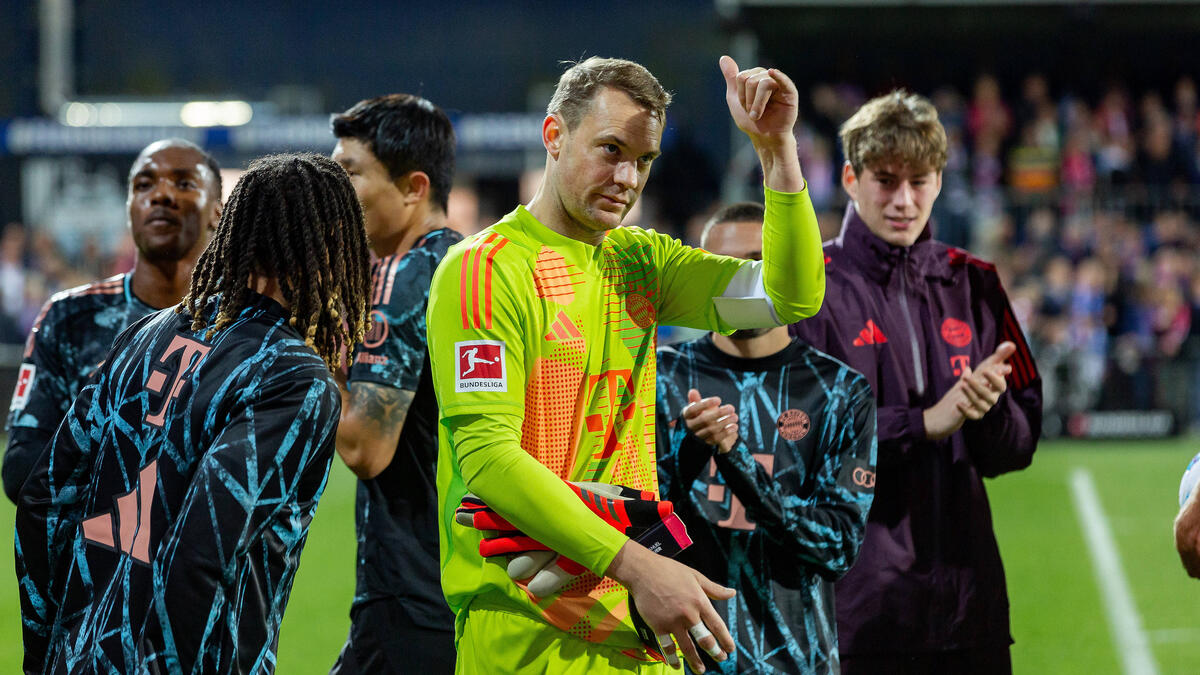 Thủ môn Manuel Neuer ăn mừng chiến thắng 6-1 ở Kiel cùng đồng nghiệp