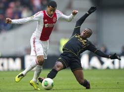 Tijdens de wedstrijd Ajax - Roda JC treffen Ricardo van Rhijn (l.) en Roly Bonevacia (r.) elkaar in een duel. (10-2-2013)