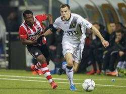 NAC Breda-aanvaller Mats Seuntjens (r.) snelt langs zijn tegenstander van Jong PSV: Augustine Loof. (07-12-2015)