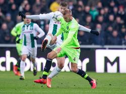 Ajax-verdediger Mike van der Hoorn is eerder bij de bal dan zijn tegenstander van FC Groningen, Alexander Sørloth. (14-02-2016)