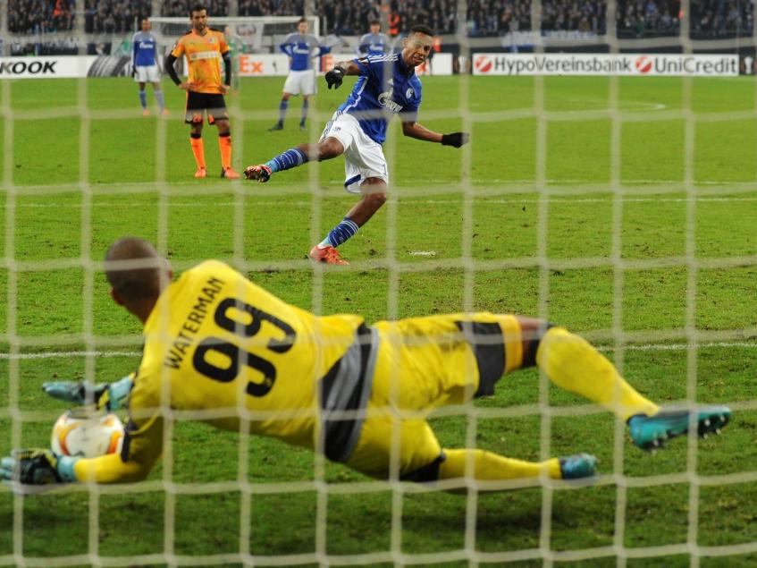 Boy Waterman (l.) keert in de Europa League-groepswedstrijd tussen Schalke 04 en APOEL Nicosia een penalty van Dennis Aogo. (26-11-2015)