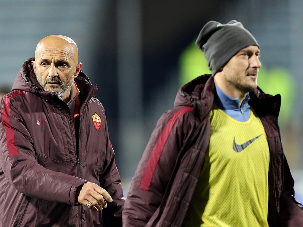 Luciano Spalletti (izq.) y la leyenda Francesco Totti durante un encuentro de este año. (Foto: Getty)
