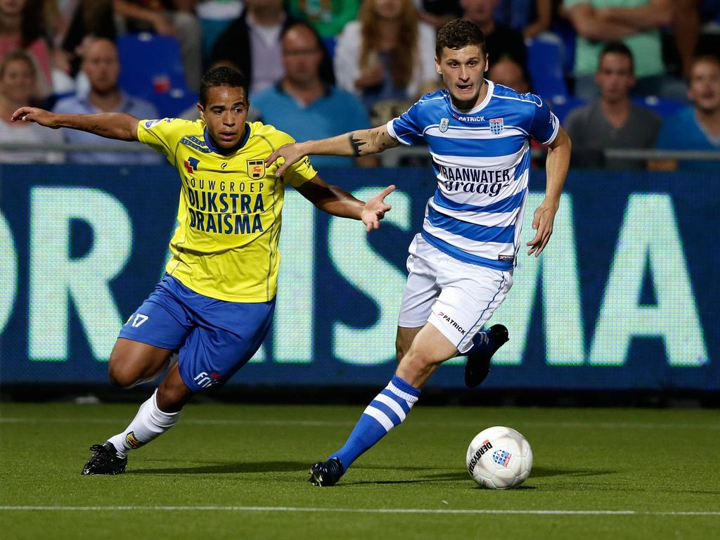 Lucas Bijker (l.) en Mateusz Klich (r.) in duel tijdens PEC Zwolle - SC Cambuur. (24-8-2013)