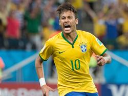 De nummer tien van Brazilië, Neymar, gaat uit zijn dak na de gelijkmaker tegen Kroatië. (12-06-2014)