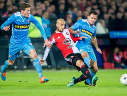 Karim El Ahmadi (m.) moet Ricky van Haaren (r.) en Robin Gosens (l.) van zich afhouden tijdens Feyenoord - FC Dordrecht. (22-11-2014)