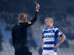 Lion Kaak (r.) krijgt geel van scheidsrechter Karel van den Heuvel (l.) tijdens De Graafschap - FC Oss. (31-01-2015)