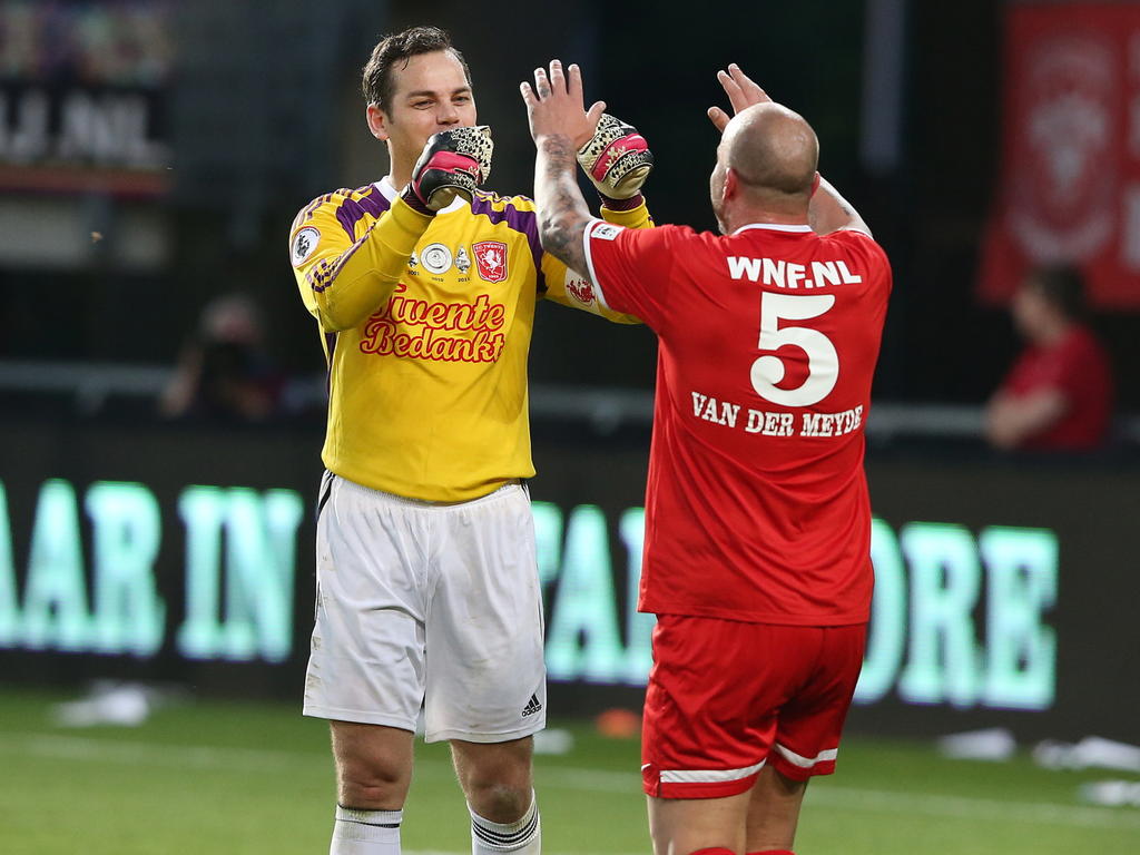 Sander Boschker (l.) stopt na het seizoen 2013/2014 als profvoetballer en krijgt een afscheidswedstrijd in het stadion van FC Twente. Hier wenst Andy van der Meyde hem succes. (20-05-2014)