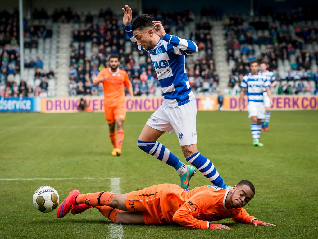 Caner Çavlan moet springen voor zijn leven na een sliding van Brandley Kuwas tijdens het competitieduel De Graafschap - FC Volendam. (06-04-2015)