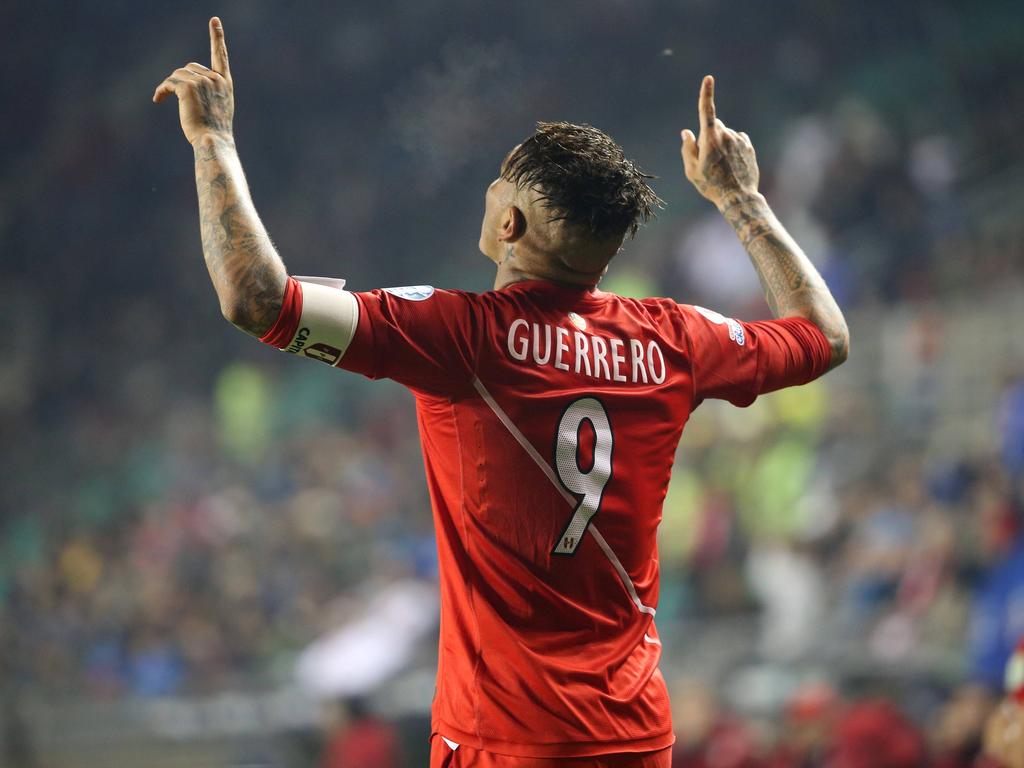 El peruano Paolo Guerrero será de nuevo la referencia ofensiva de su equipo ante Chile. (Foto: Imago)