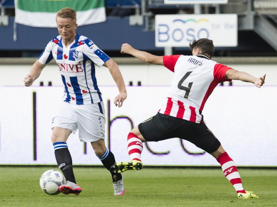 Sam Larsson (l.) zoekt het duel met Santiago Arias (r.) op tijdens sc Heerenveen - PSV. (22-08-2015)