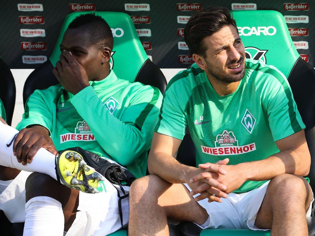 Claudio Pizarro (r.) wird am Samstag gegen die Bayern wohl auch erst einmal auf der Werder-Bank sitzen