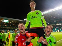 Jasper Cillessen (l.) en Nemanja Gudelj (r.) zijn de lulligste niet. Zij zetten broekie Vaclav Černý op de schouders, nadat hij Ajax de winst schenkt. (26-11-2015)