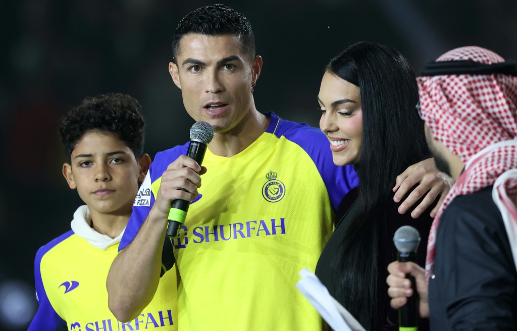 Ronaldo-Sohn Cristiano dos Santos (l.) strebt eine Fußballerkarriere an Ronaldo-Sohn Cristiano dos Santos (l.) strebt eine Fußballerkarriere an
