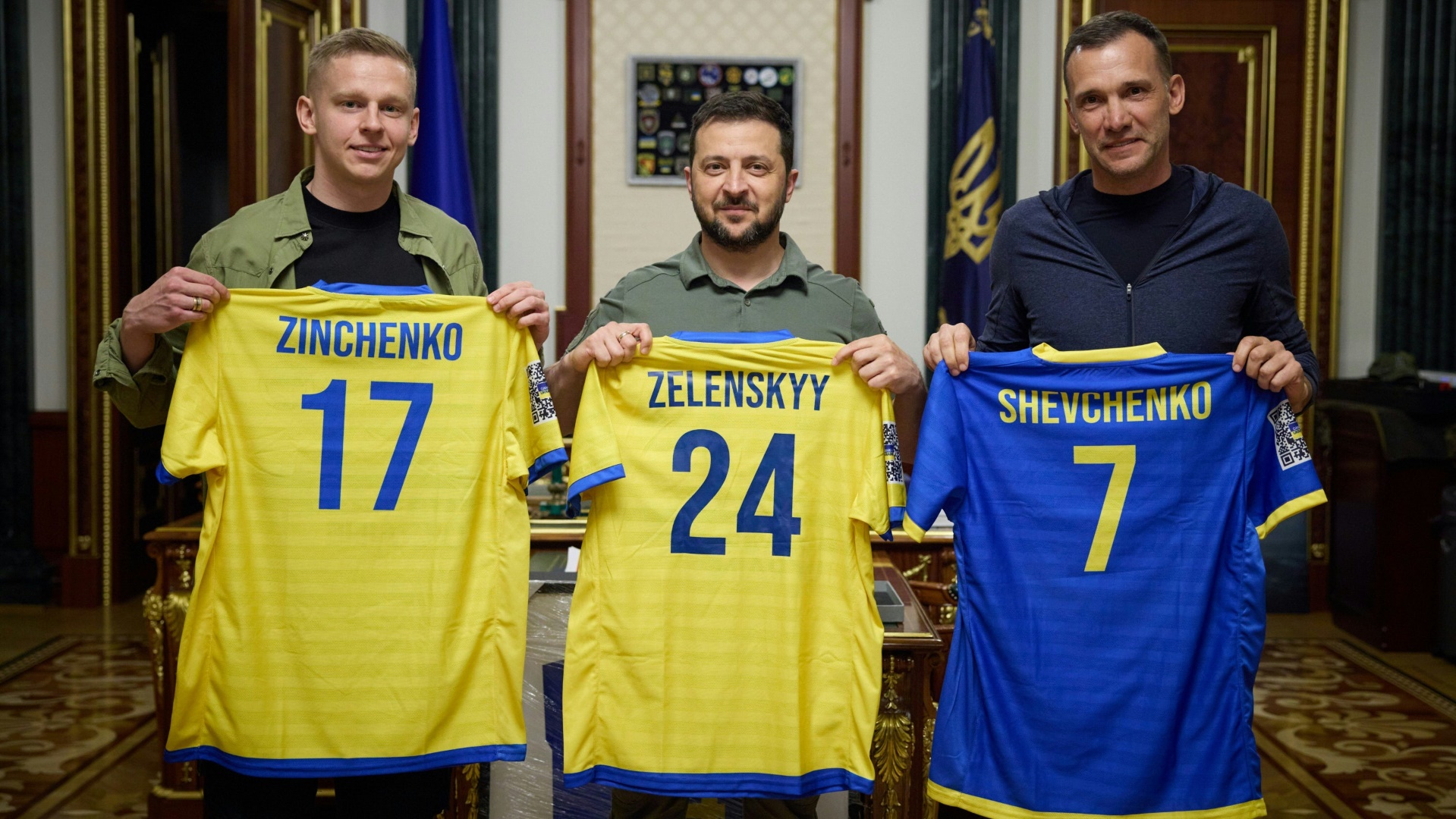 Ukraine-Präsident Selensky (m.) mit Oleksandr Zinchenko (l.) und Andriy Shevchenko (r.)