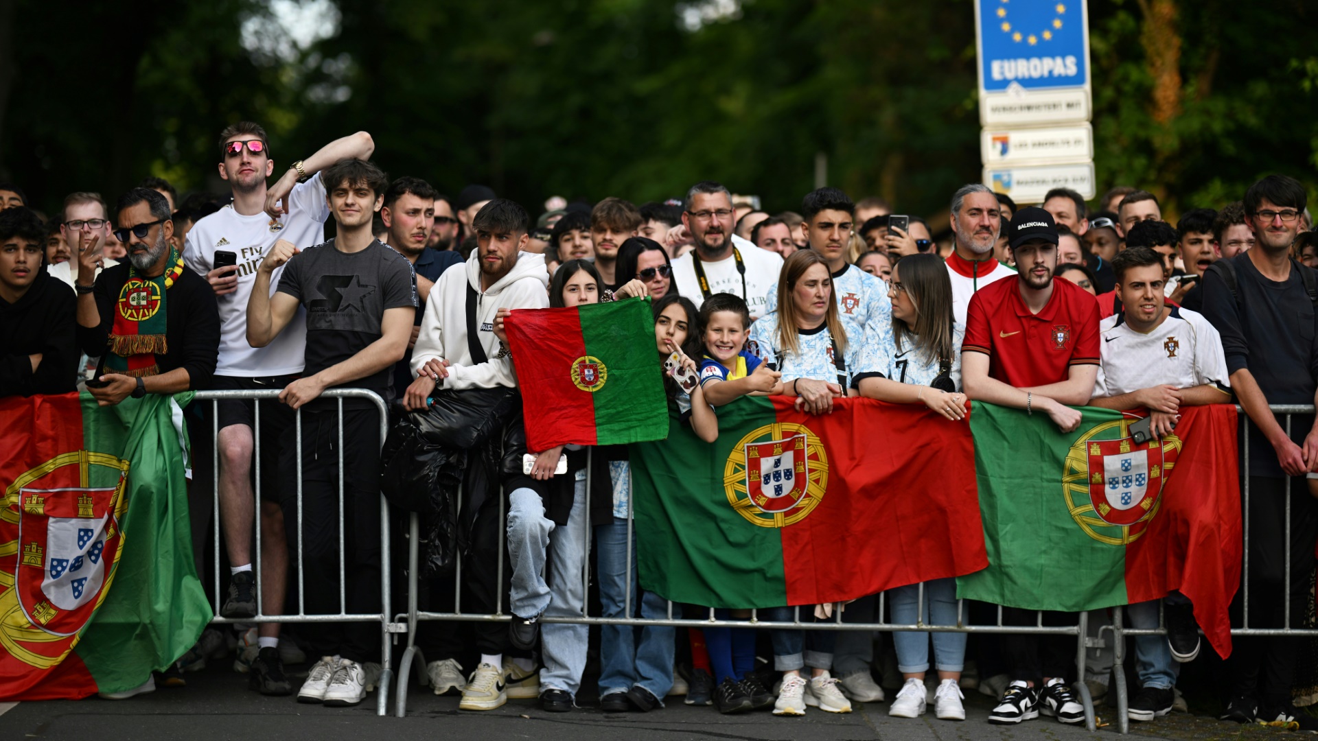 Fans erwarten die Portugiesen am Teamhotel