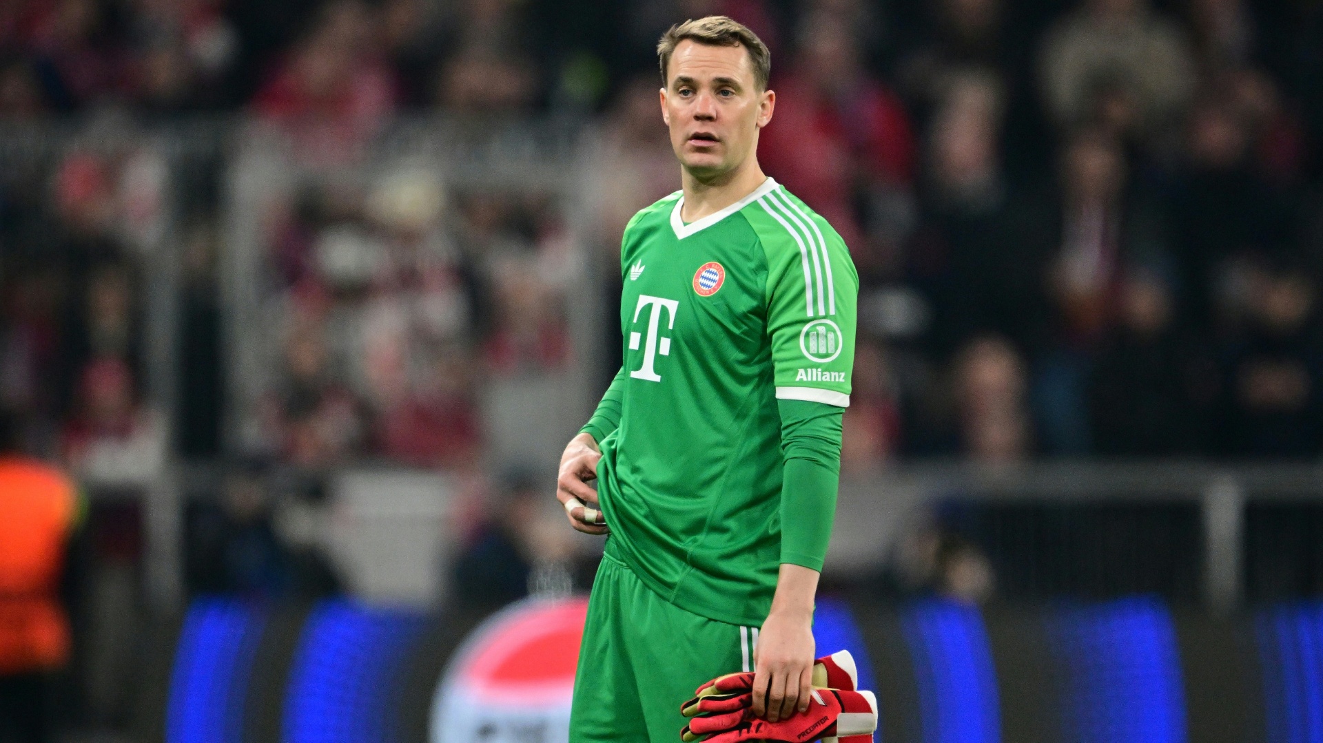 Bayern-Torwart Manuel Neuer könnte gegen Leipzig vielleicht wieder mitmischen Bayern-Torwart Manuel Neuer könnte gegen Leipzig vielleicht wieder mitmischen