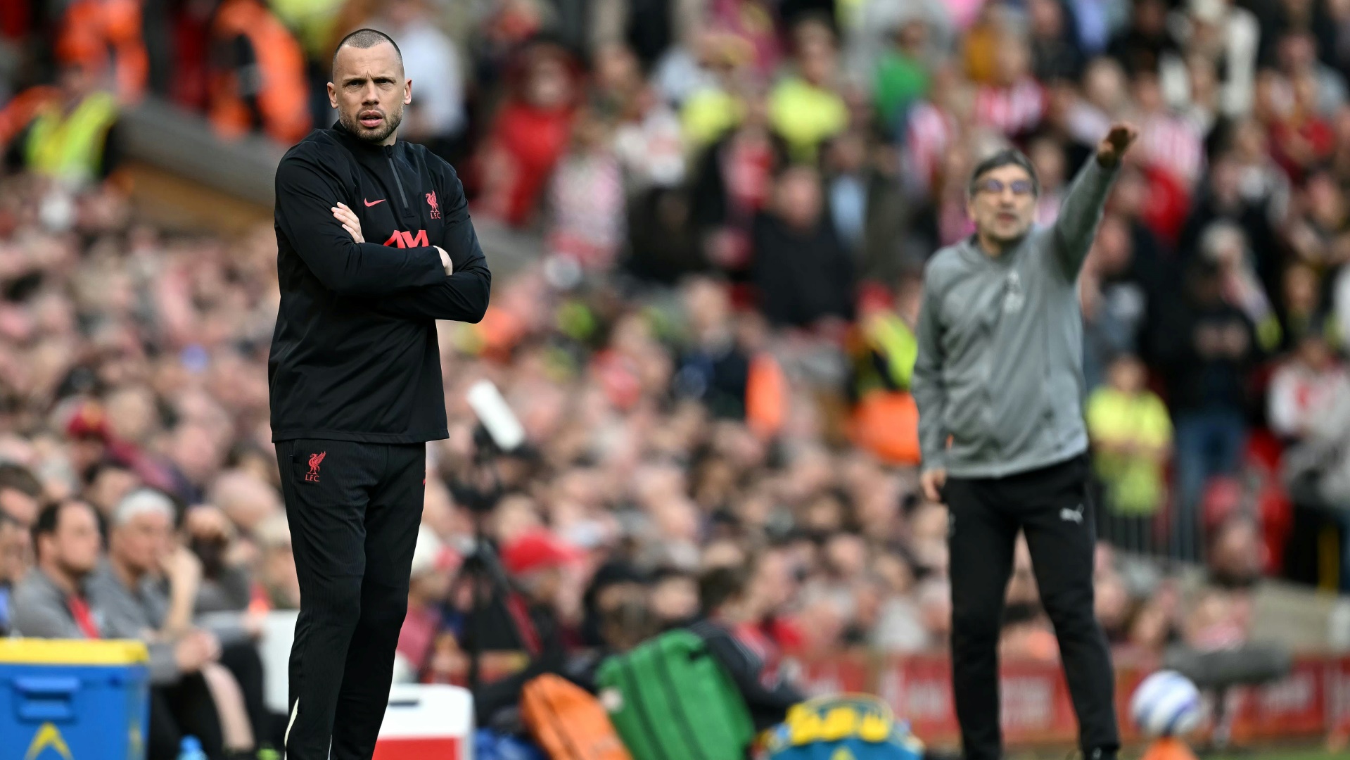 Heitinga (l.) arbeitete zuletzt beim FC Liverpool Heitinga (l.) arbeitete zuletzt beim FC Liverpool