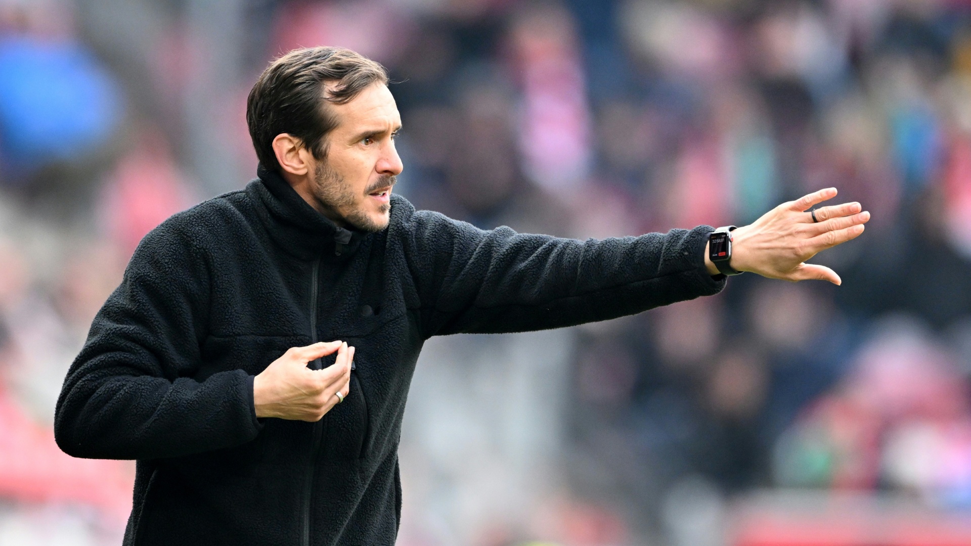 Hofft auf drei Punkte gegen den BVB: Julian Schuster Hofft auf drei Punkte gegen den BVB: Julian Schuster