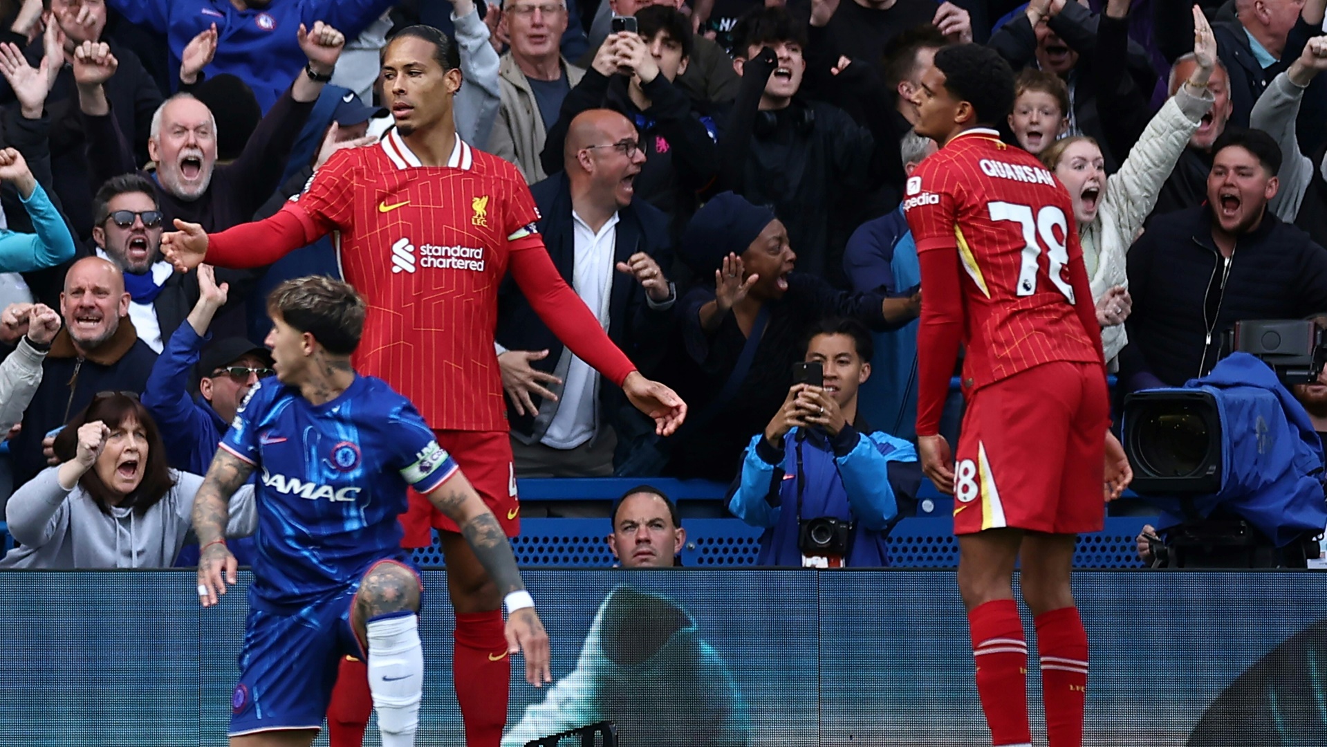 Van Dijk und Quansah unterläuft ein kurioses Eigentor Van Dijk und Quansah unterläuft ein kurioses Eigentor