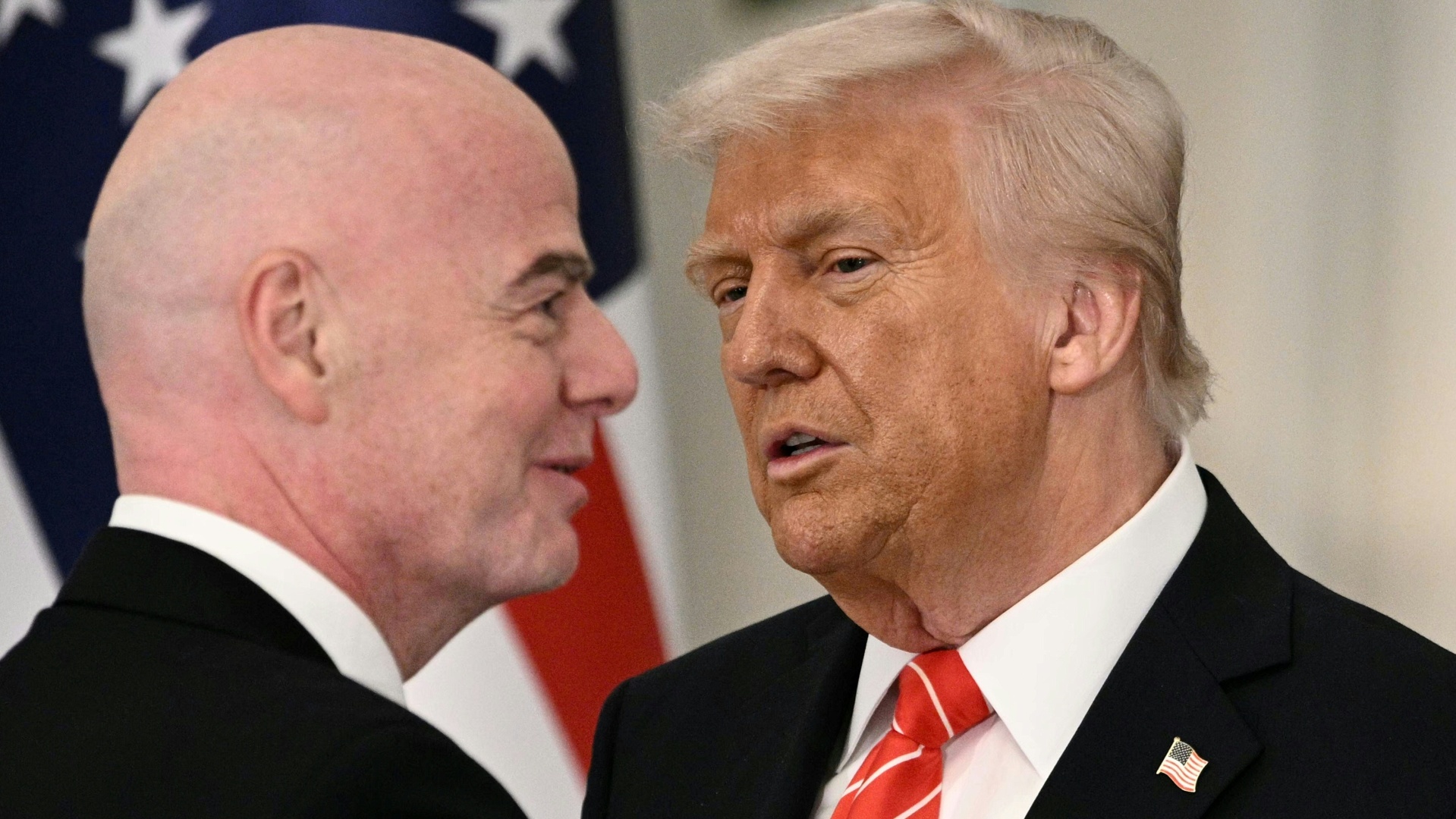 US-Präsident Gianni Infantino (l.) pflegt einen engen Draht zu Donald Trump - auch während der Klub-WM US-Präsident Gianni Infantino (l.) pflegt einen engen Draht zu Donald Trump - auch während der Klub-WM