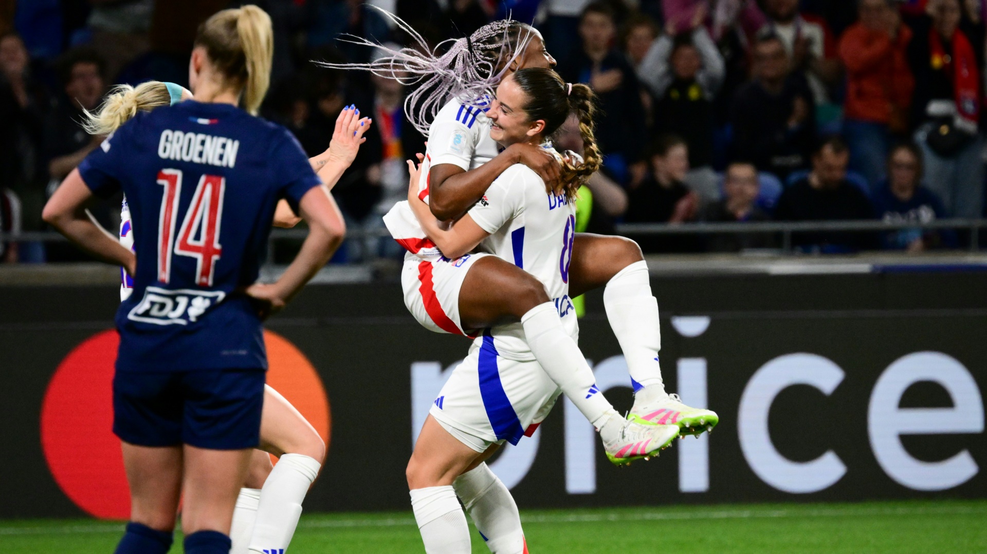 Sara Däbritz (r.) feiert mit Kadidiatou Diani Sara Däbritz (r.) feiert mit Kadidiatou Diani