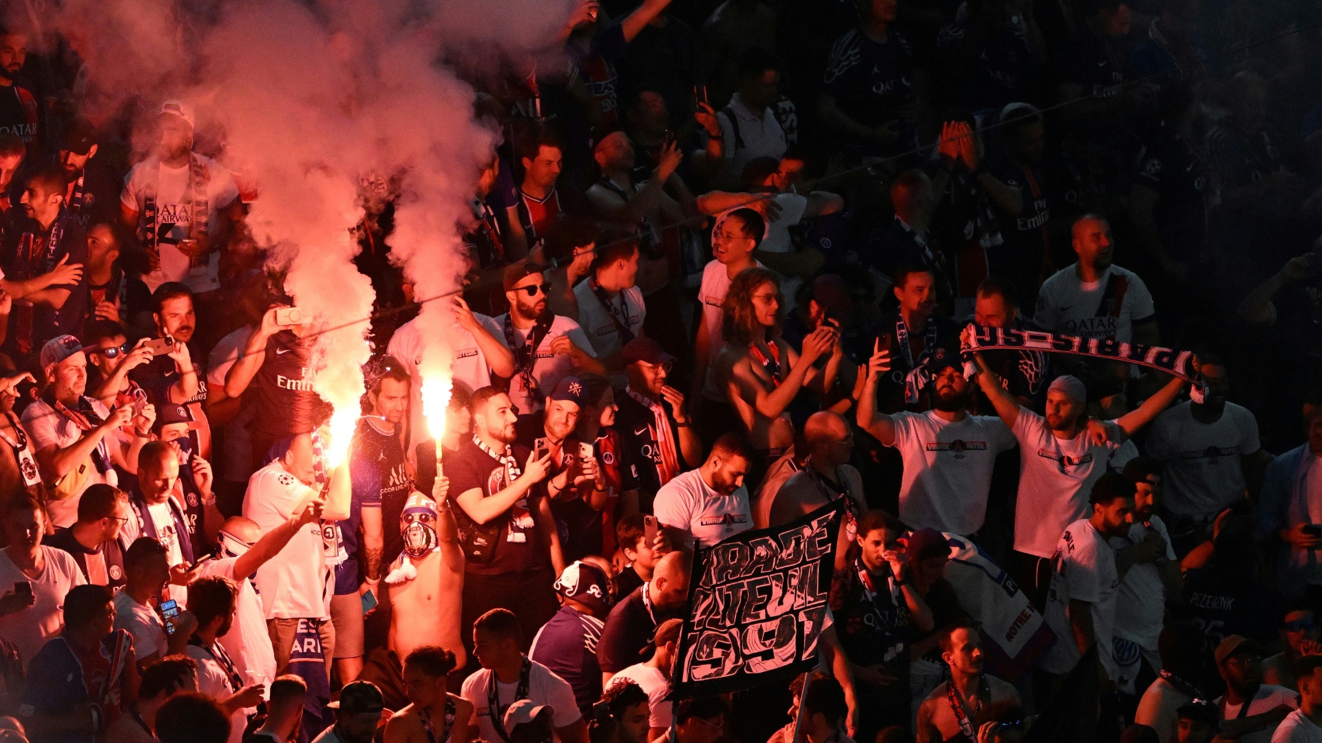 PSG-Fans feiern in München mit Pyrotechnik PSG-Fans feiern in München mit Pyrotechnik