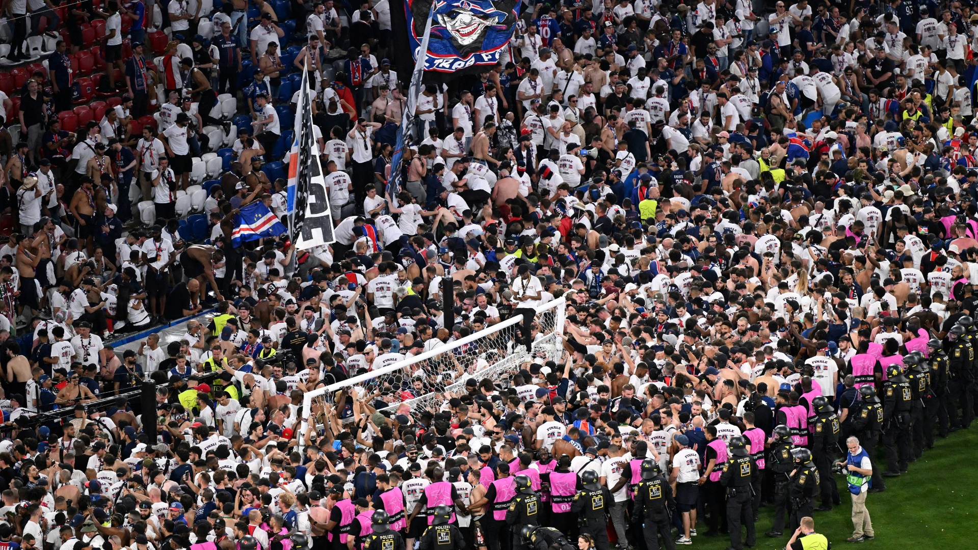 Polizei und Ordner drängen PSG-Fans zurück Polizei und Ordner drängen PSG-Fans zurück