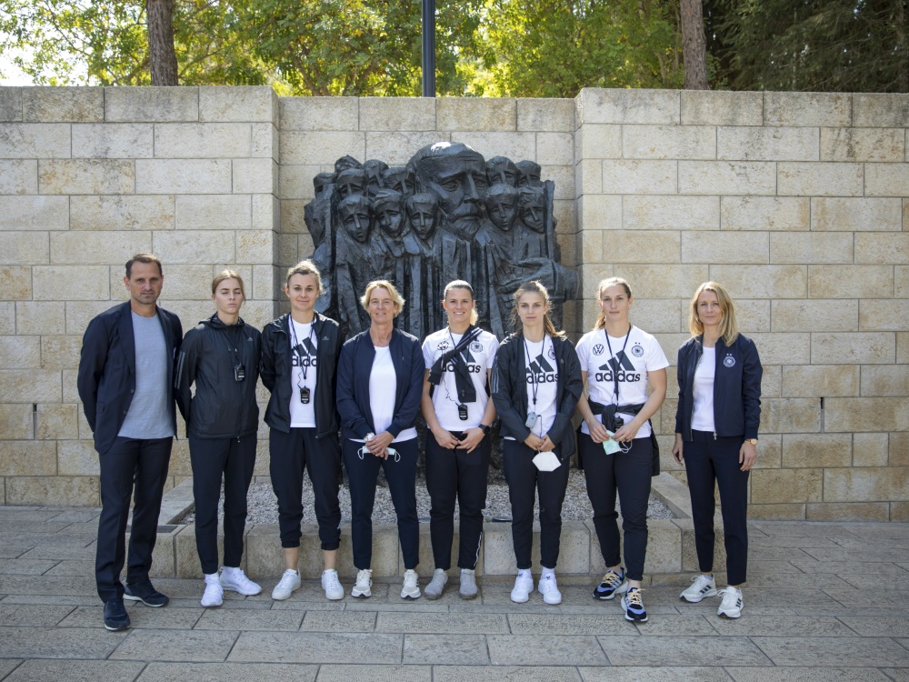 Die deutsche Delegation vor der Gedenkstätte Yad Vashem