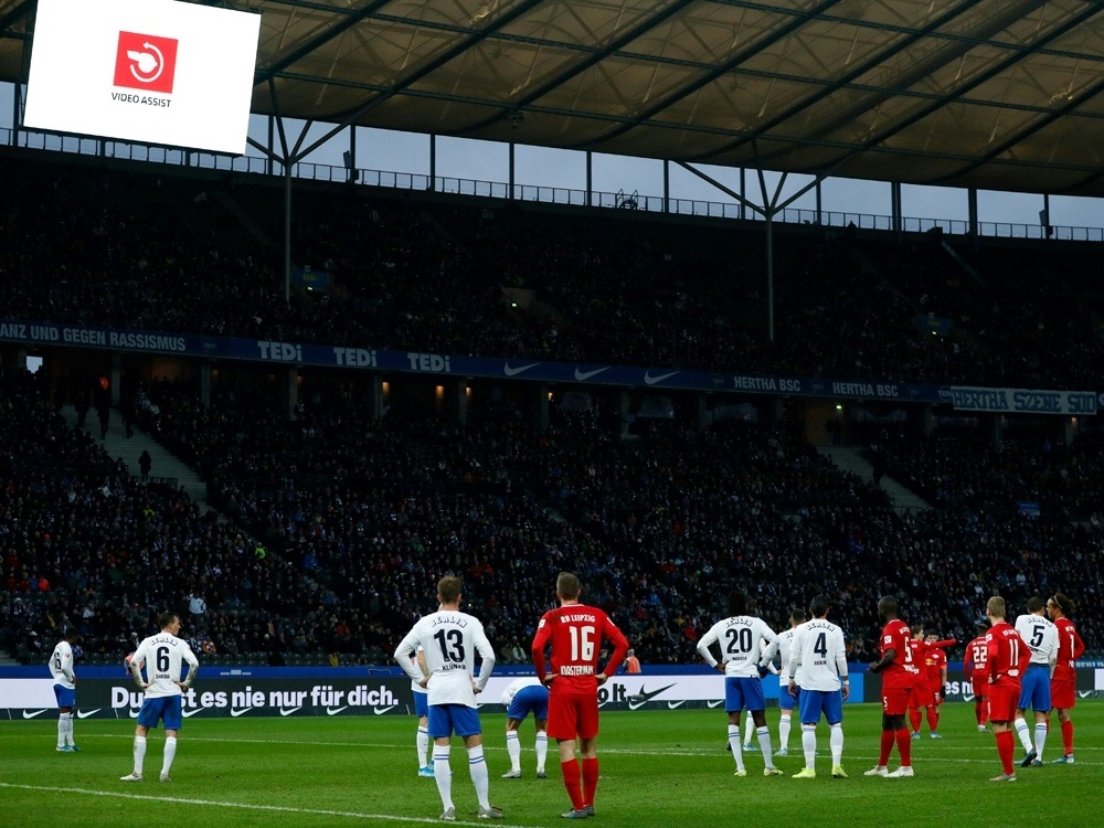 Der VAR greift in der Bundesliga immer häufiger ein