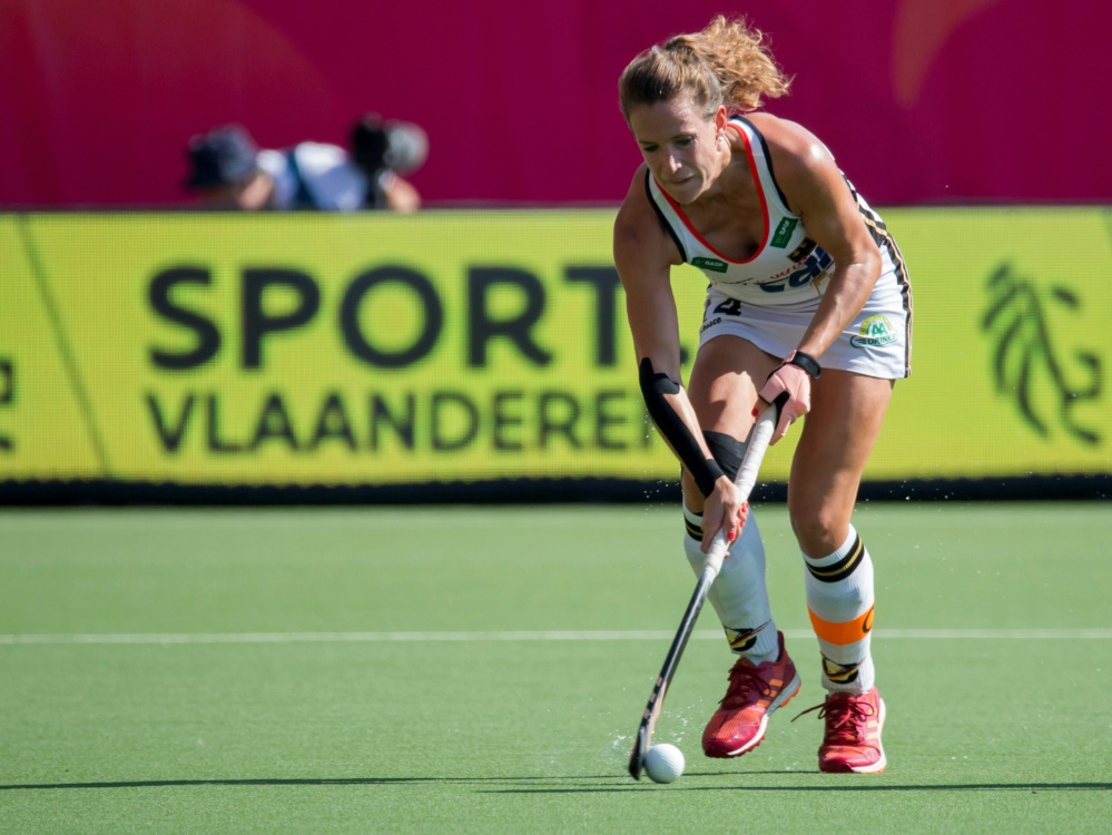 Müller-Wieland und DHB-Frauen pflanzen "Hockey-Wald" Müller-Wieland und DHB-Frauen pflanzen "Hockey-Wald"