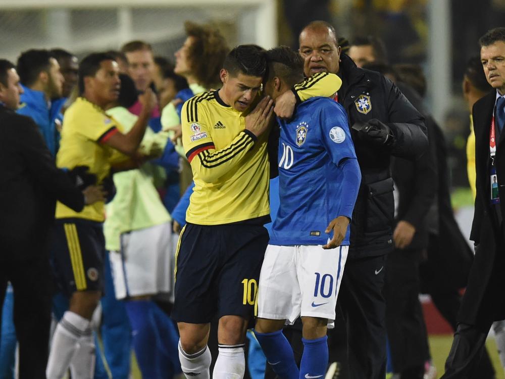 Neymar (r.) wird nach Rot von Rodriguez getröstet