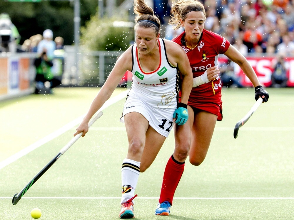 Charlotte Stapenhorst (l.) trifft gegen Belgien Charlotte Stapenhorst (l.) trifft gegen Belgien