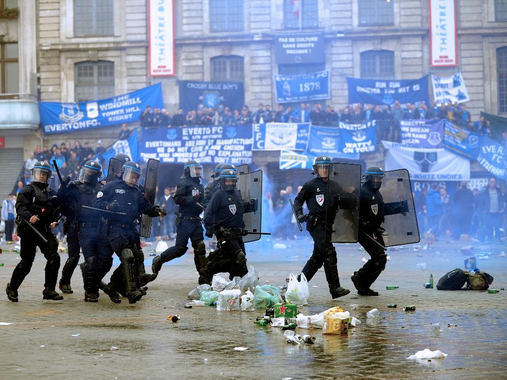 Französische Polizisten gehen gegen Everton-Fans vor