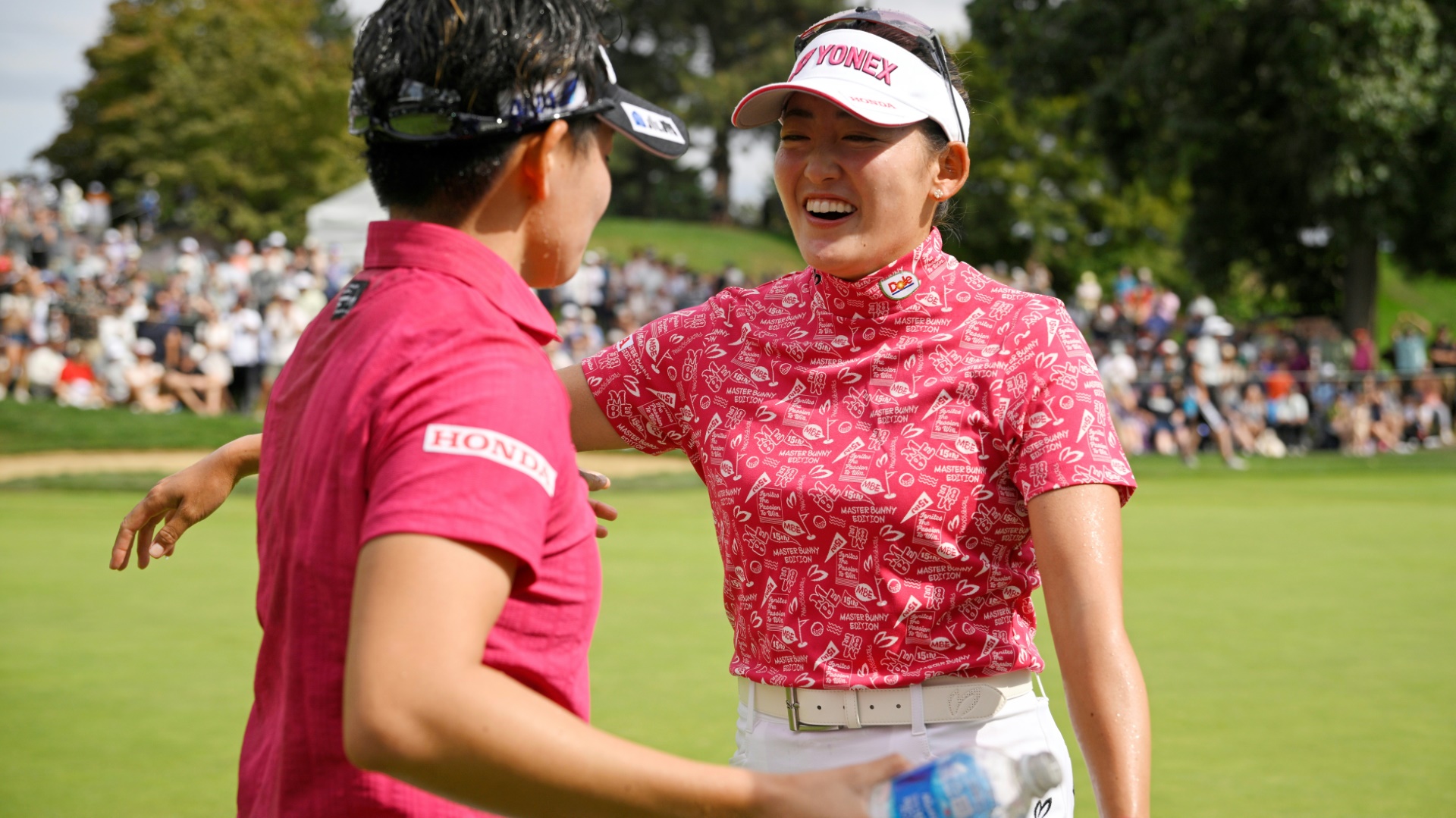 Golferin Akie Iwai (l.) mit Schwester Chisato
