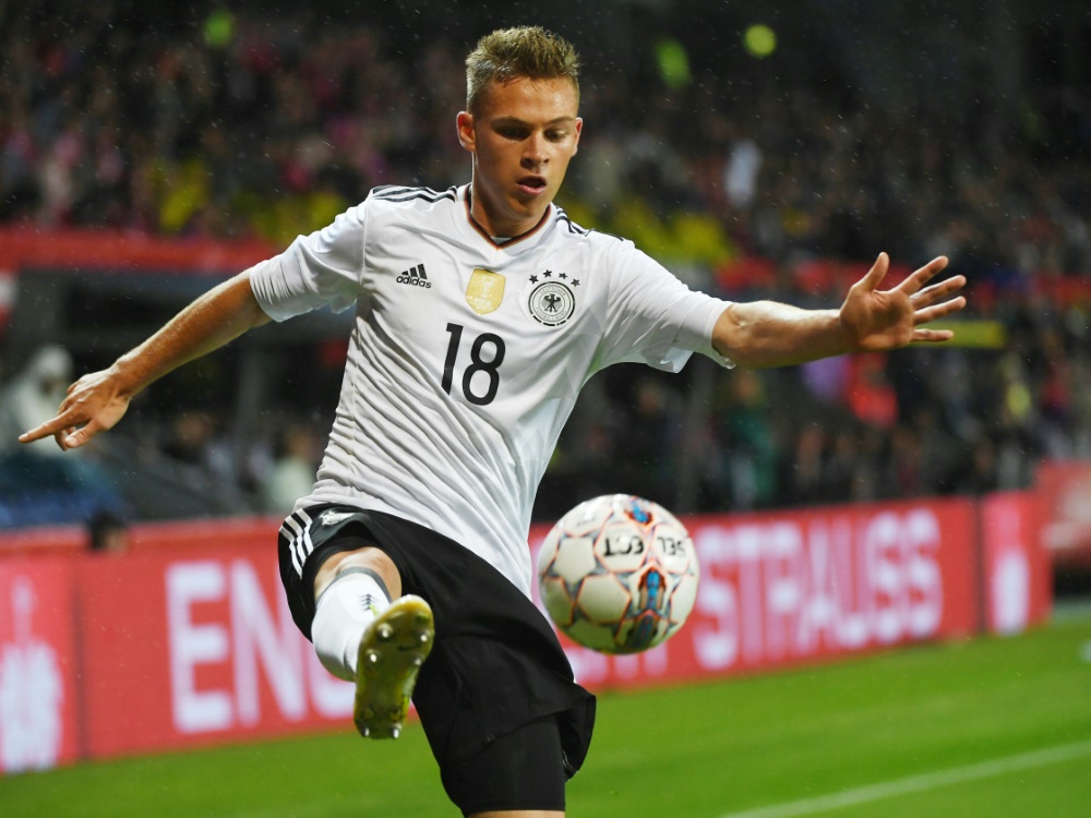 Joshua Kimmich besuchte mit zwei Mitspielern eine Schule Joshua Kimmich besuchte mit zwei Mitspielern eine Schule