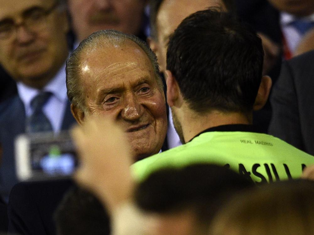 König Juan Carlos unterstützt Real von der Ehrentribüne