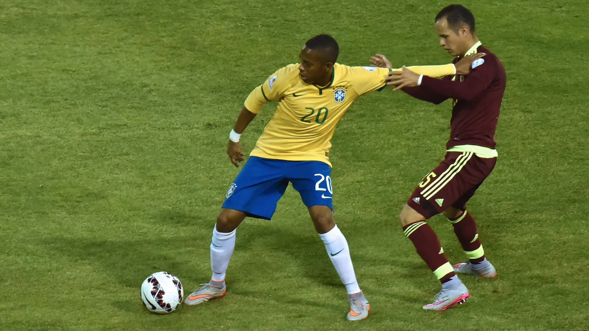 Robinho (l.) absolvierte 100 Länderspiele für Brasilien Robinho (l.) absolvierte 100 Länderspiele für Brasilien