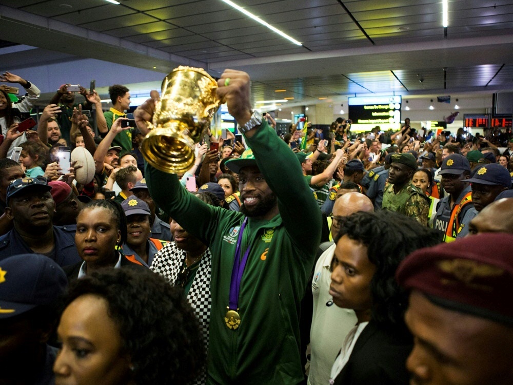 Fans empfangen Siya Kolisi und das Team am Flughafen Fans empfangen Siya Kolisi und das Team am Flughafen