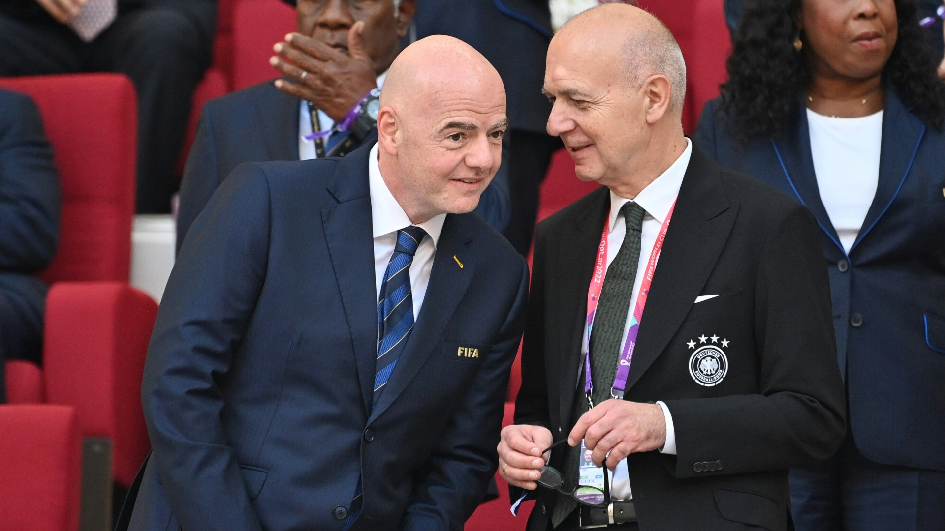 DFB-Boss Bernd Neuendorf (r.) im Gespräch mit Infantino DFB-Boss Bernd Neuendorf (r.) im Gespräch mit Infantino