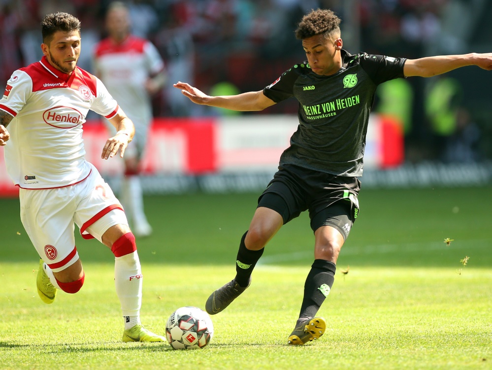 Linton Maina (r.) verletzt sich bei Testspielsieg Linton Maina (r.) verletzt sich bei Testspielsieg