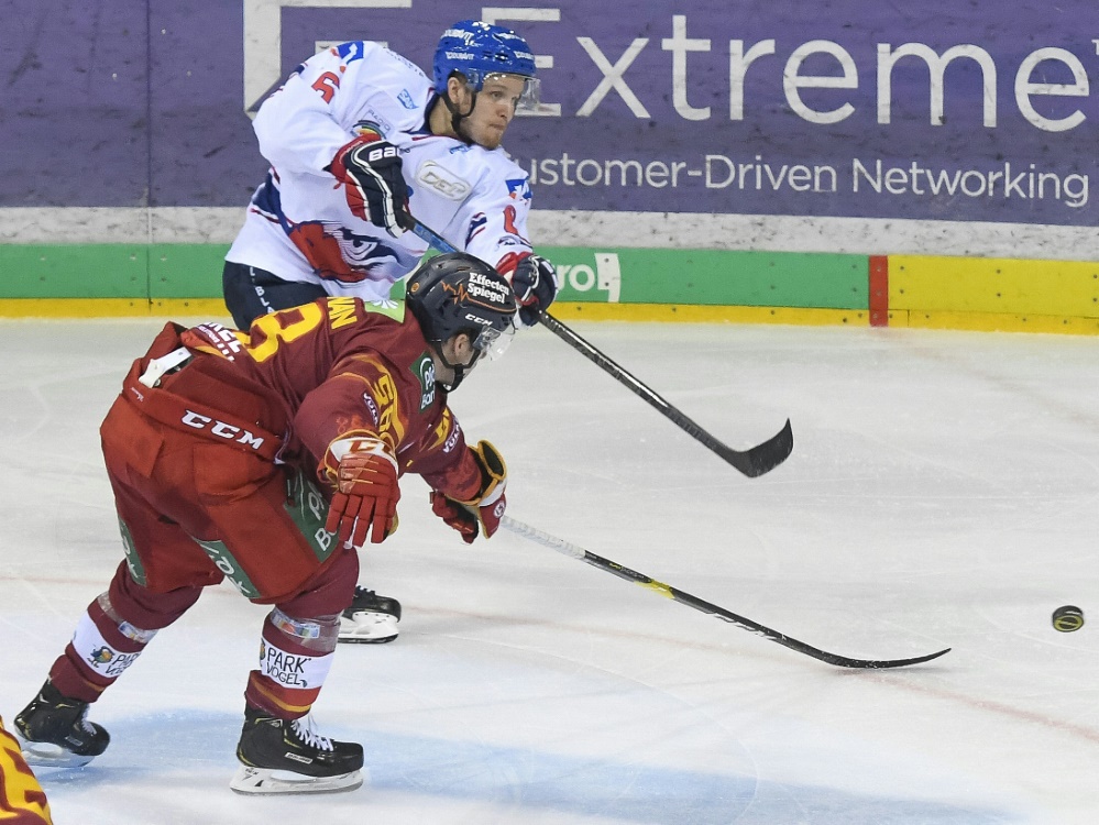 Joonas Lehtivuori (weiß) bleibt bei Adler Mannehim