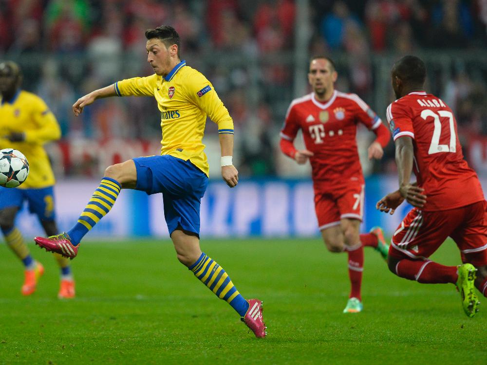 Mesut Özil verletzt sich am Oberschenkel Mesut Özil verletzt sich am Oberschenkel