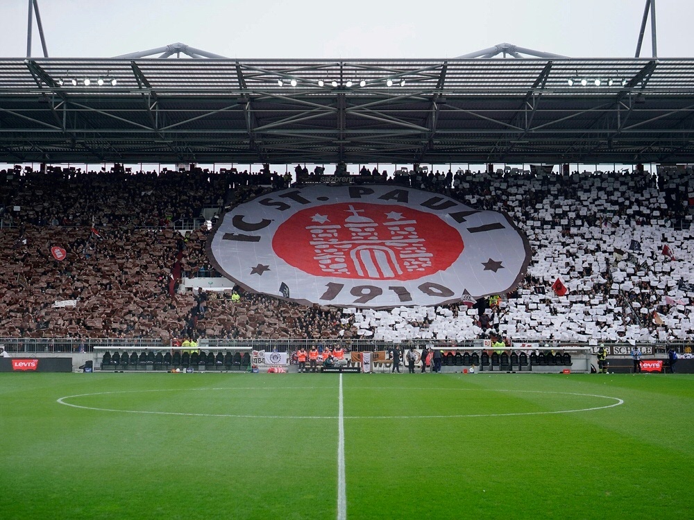 250 St. Pauli Fans wurden von der Polizei eingekesselt